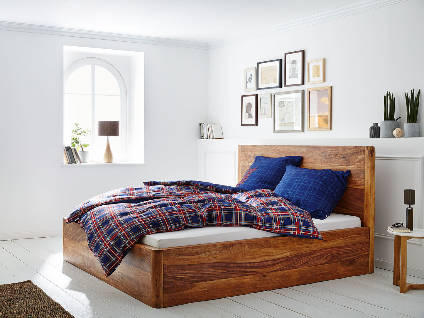 King bed made of solid sheesham wood